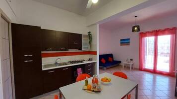 KĂŒhlschrank, Ofen, Herdplatte, Kochgeschirr/Geschirr/Besteck