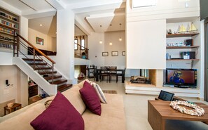 Fernseher, Kamin, DVD-Player, Bücher