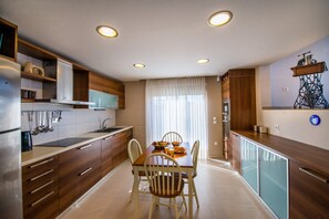 Fridge, oven, dishwasher, coffee/tea maker - Blue Wave Villa up to 8 (Gennadi)