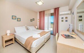 3 bedrooms, in-room safe, iron/ironing board, WiFi