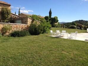 Terrace/patio - Les Mûriers: 55m2 gite for 2/4 people in a quiet location overlooking the Luberon and vineyards (Gargas)