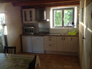 Fridge, microwave, oven, stovetop - Les Mûriers: 55m2 gite for 2/4 people in a quiet location overlooking the Luberon and vineyards (Gargas)