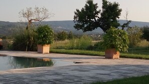 Outdoor pool - Les Mûriers: 55m2 gite for 2/4 people in a quiet location overlooking the Luberon and vineyards (Gargas)