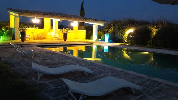 Una piscina al aire libre