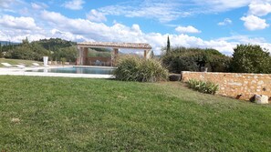 Outdoor pool - Les Mûriers: 55m2 gite for 2/4 people in a quiet location overlooking the Luberon and vineyards (Gargas)