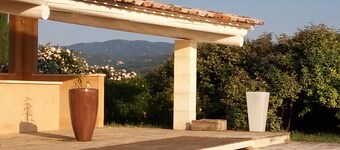 Mulberries: Bastidon 55m2 2/4 hengelle hiljaisella näkymällä Luberoniin