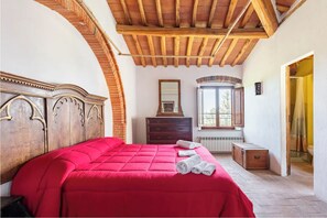 3 bedrooms, iron/ironing board, travel cot, free WiFi