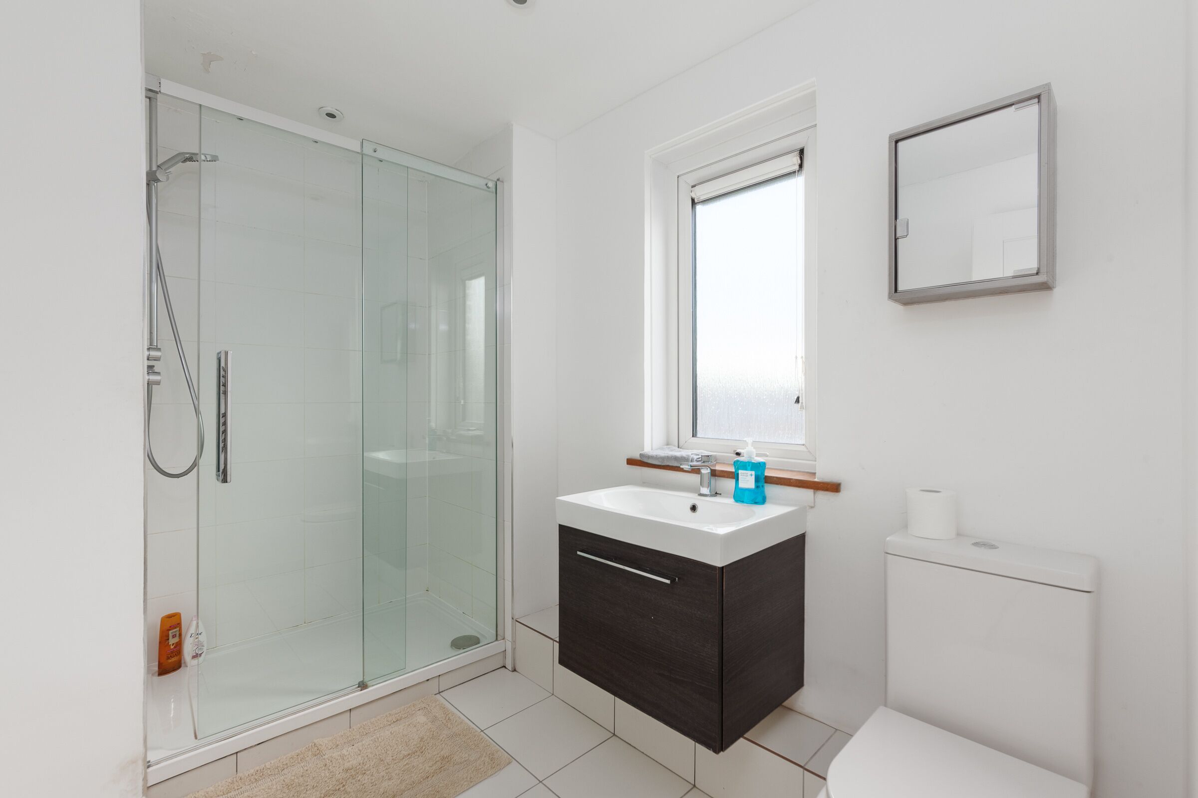 Combined shower/bathtub, towels