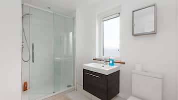 Combined shower/bathtub, towels