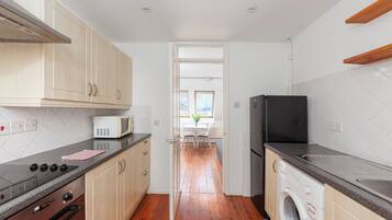 Refrigerador, microondas, horno, placa de cocina