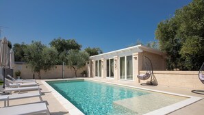 A swimming pool with lounge chairs and a pergola. - Terra Mater - exclusive cottage (Ostuni)