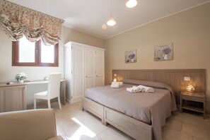 Traditional Villa | Bar mini, peti besi dalam bilik, meja, langsir/tirai gelap terus 