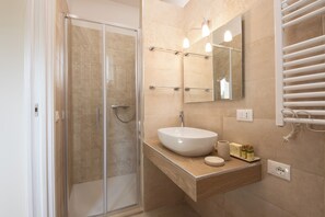 Traditional Villa | Bathroom | Shower, free toiletries, hair dryer, bathrobes - Terra Mater - exclusive cottage (Ostuni)