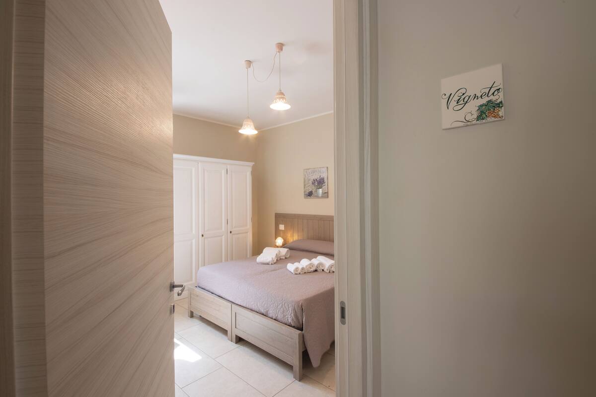 فيلا تقليدية | ميني بار وخزنة داخل الغرفة ومكتب وستائر تعتيم