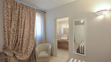 Camera doppia | Minibar, una cassaforte in camera, una scrivania, tende oscuranti