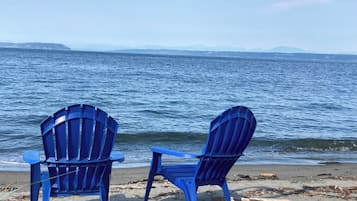 Plage, chaises longues