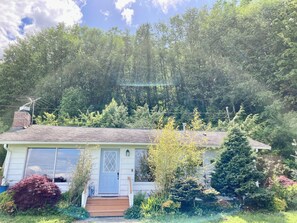 Exterior - Sandy Beach, No Bank, Ocean Front Cottage (Kingston)