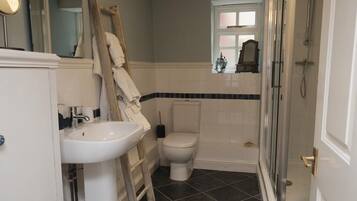 Cottage | Bathroom | Combined shower/bathtub, free toiletries, hair dryer, towels