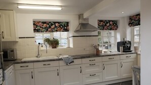 Cottage | Cucina privata | Macchina per tè/caffè, frigorifero con congelatore, microonde, forno
