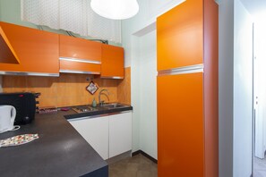 Kylskåp, mikrovågsugn, ugn och spishäll