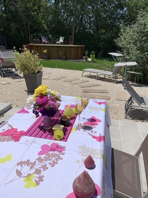 Outdoor dining - STUDIO 25 M2 in villa with swimming pool near Aix (MEYREUIL)