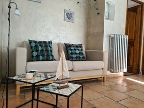 TV - STUDIO 25 M2 in villa with swimming pool near Aix (MEYREUIL)