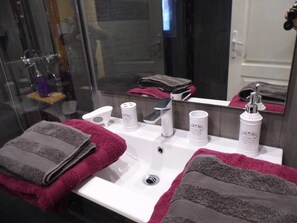 Spa - STUDIO 25 M2 in villa with swimming pool near Aix (MEYREUIL)