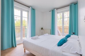 3 quartos, ferros/tábuas de passar roupa, berço de viagem