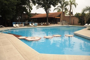 Piscine couverte, piscine extérieure (ouverte en saison)