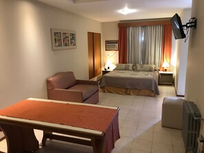 クラシック アパートメント | 遮光カーテン、WiFi (無料)、ベッドシーツ、車椅子でアクセスできる設備