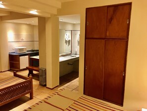 Cortinas blackout, wifi gratis y ropa de cama