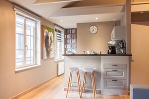 Een koelkast, een microgolfoven, een oven, een kookplaat