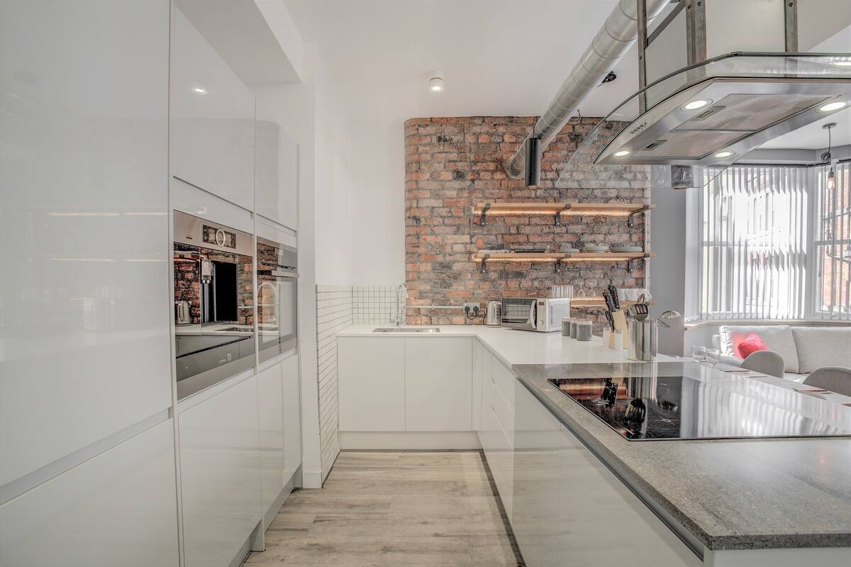 Luxury Apartment (13) | Private kitchen | Full-size fridge, microwave, oven, stovetop