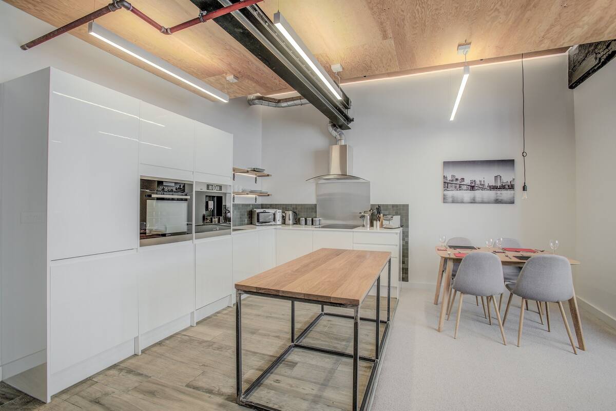 Luxury Apartment (18) | Private kitchen | Full-size fridge, microwave, oven, stovetop