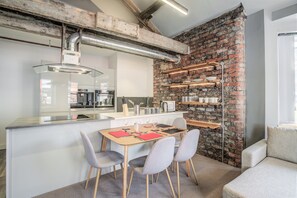 Luxury Apartment (20) | In-room dining - The Lightwell Apartments - Stunning, Central & Luxurious (Manchester)