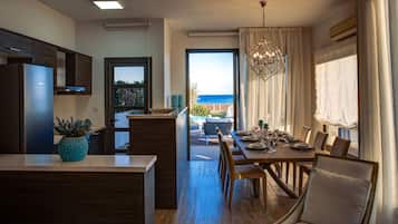 Luksusvilla, 3 soverom, privat basseng, sjøutsikt | Eget kjøkken | Kjøleskap, mikrobølgeovn, ovn og kokeplater