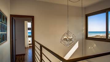 Villa de lujo, 3 habitaciones, alberca privada, vista al mar | Área de sala de estar | Televisión LCD de 40 pulgadas con canales vía satélite y televisión
