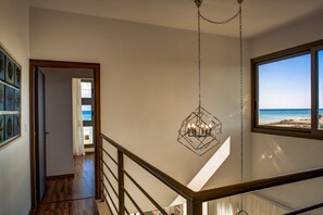 Luxury-Villa, 3 Schlafzimmer, eigener Pool, Meerblick | Wohnbereich | 40-Zoll-LCD-Fernseher mit Satellitenempfang, Fernseher