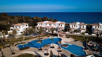 Piscina externa sazonal, funciona das 8h às 19h, guarda-sóis