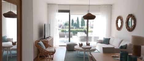 Apartamento superluxo, 3 quartos, no piso térreo | Área de estar | TV LCD 40 polegadas com canais via satélite, TV, brinquedos