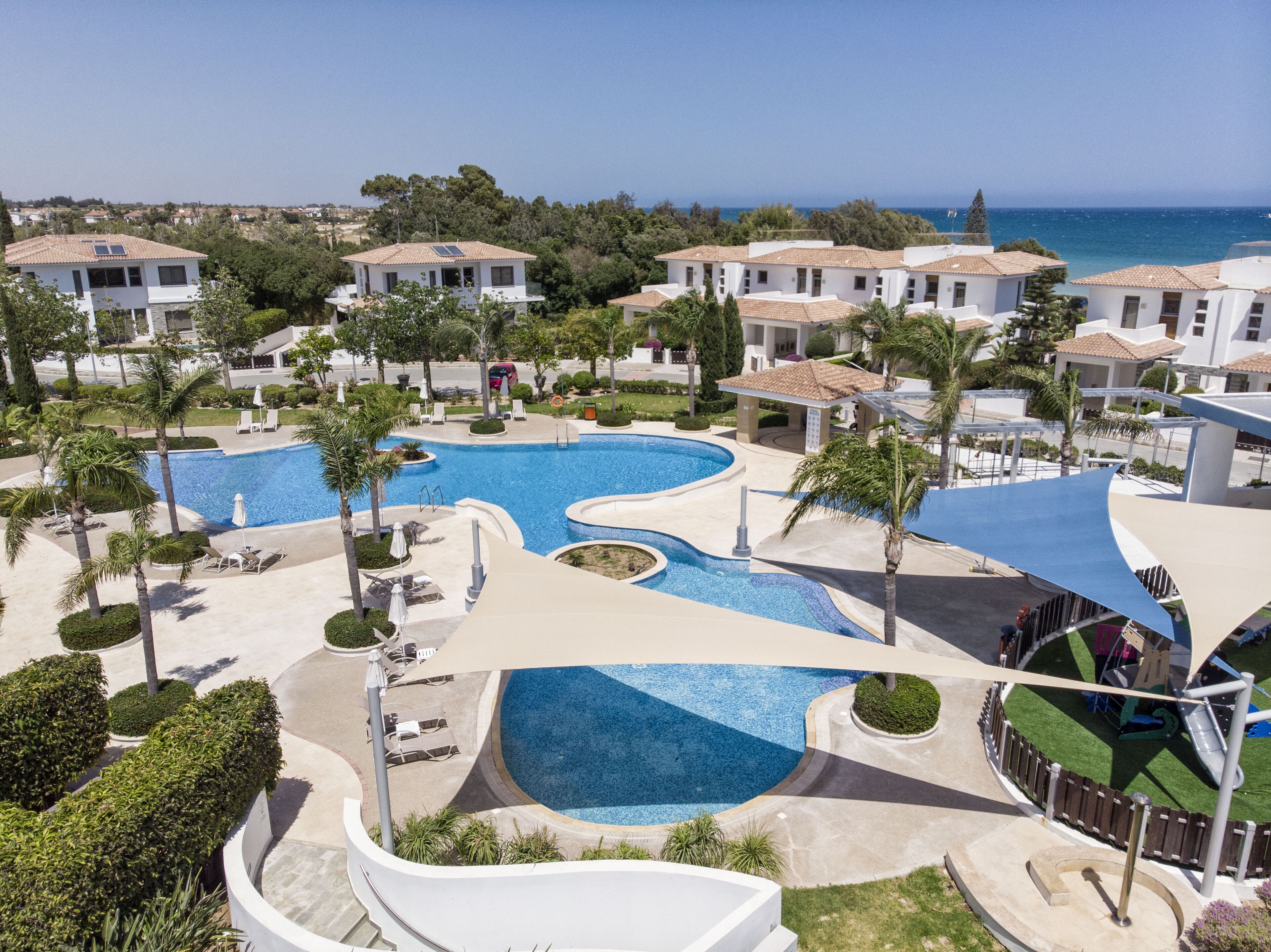 Piscine extérieure (ouverte en saison), parasols de plage