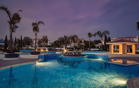 Alberca al aire libre por temporada y sombrillas en la alberca