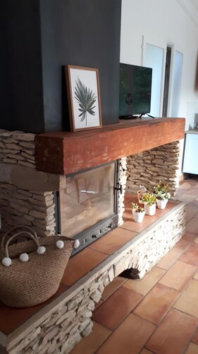 Schönes Loft im Grünen mit großer Holzterrasse in Junas