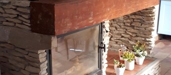 Fint loft på landsbygda med stor treterrasse i Junas