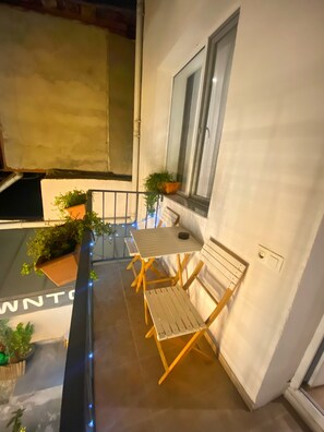 Familienapartment, 1 Schlafzimmer, Balkon | Schreibtisch, laptopgeeigneter Arbeitsplatz, Verdunkelungsvorhänge