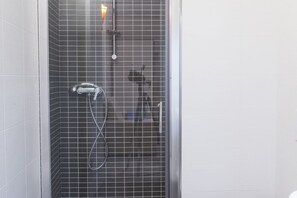 تجهيزات دش، مجففات شعر، مراحيض شطف