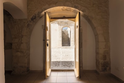 Sicilian Villa with Manor House and the cottages, swimming pool, tennis, 8 accommodations.