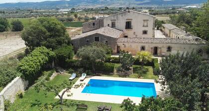 Entire and Magnificent Ancient Sicilian Villa with farmers' and Baron's houses