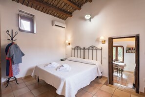 10 bedrooms, in-room safe, iron/ironing board, travel cot - Sicilian Villa with Manor House and the cottages, swimming pool, tennis, 8 accommodations. (Chiaramonte Gulfi)