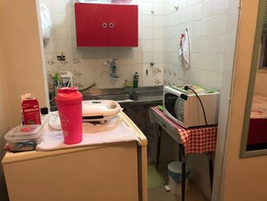Geladeira, micro-ondas, cooktop